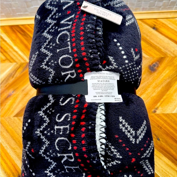Victorias Secret Plush Sherpa Throw - Picture 2 of 2